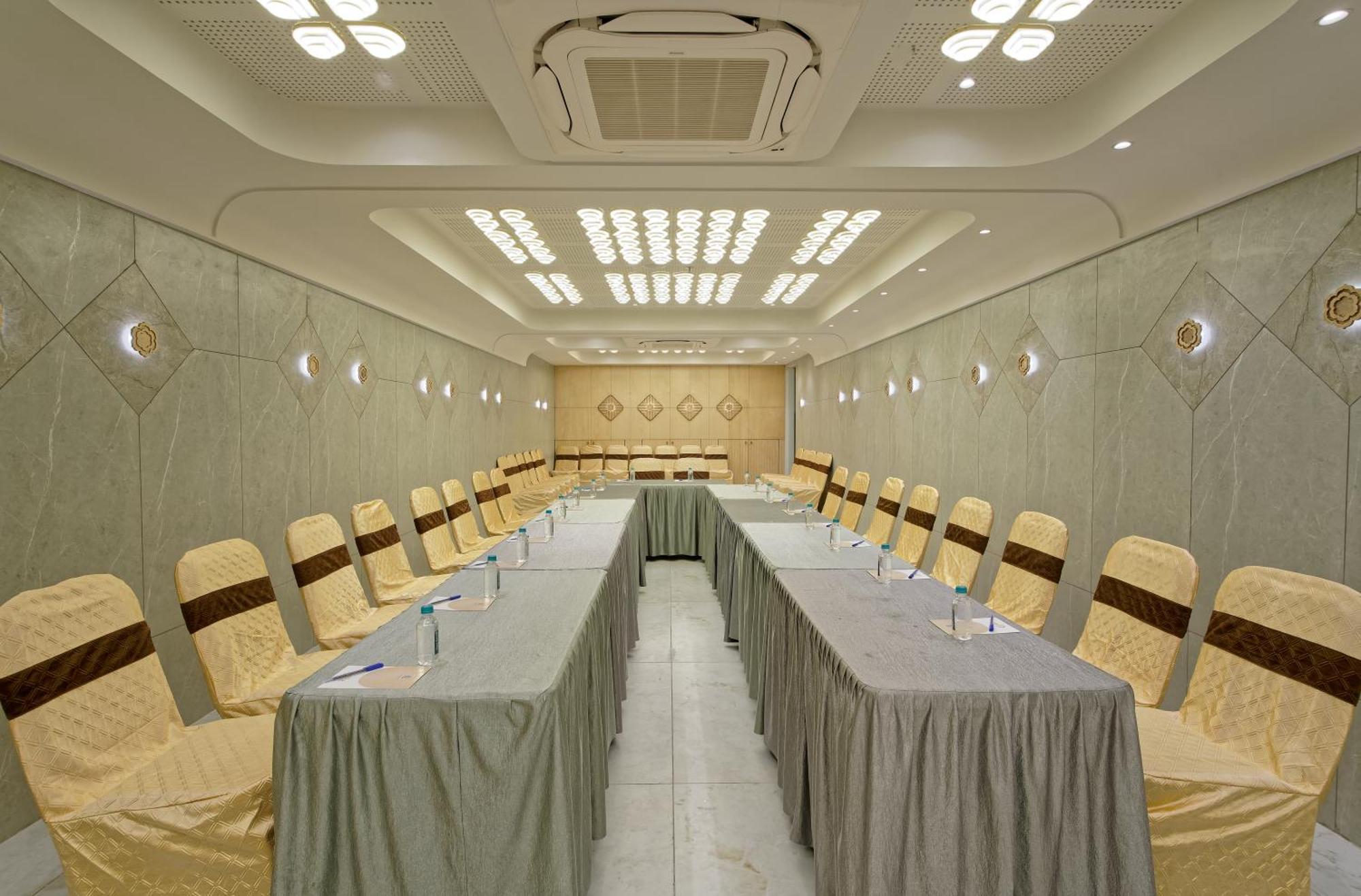 Exora Inn Ahmedabad Buitenkant foto