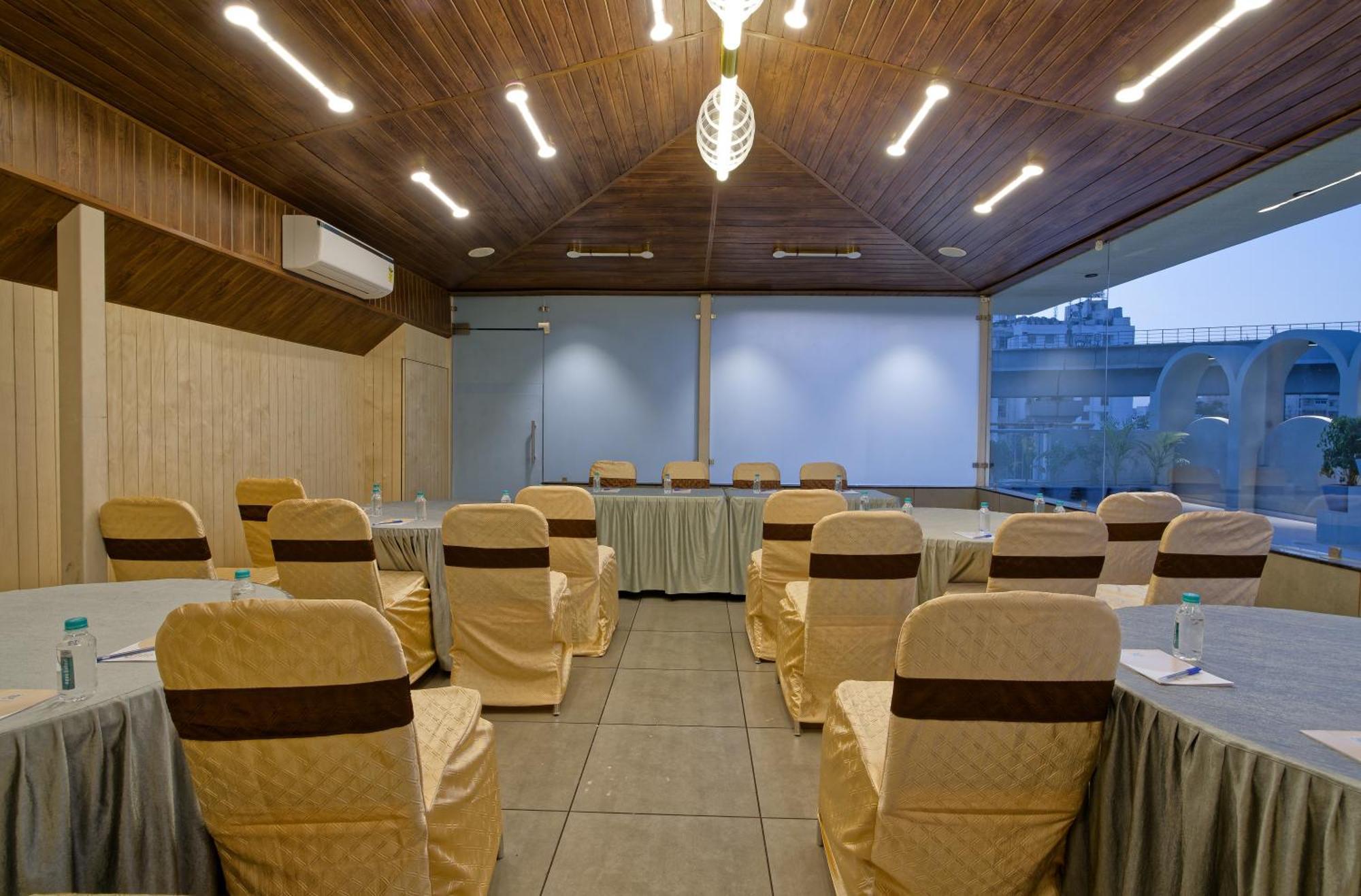 Exora Inn Ahmedabad Buitenkant foto
