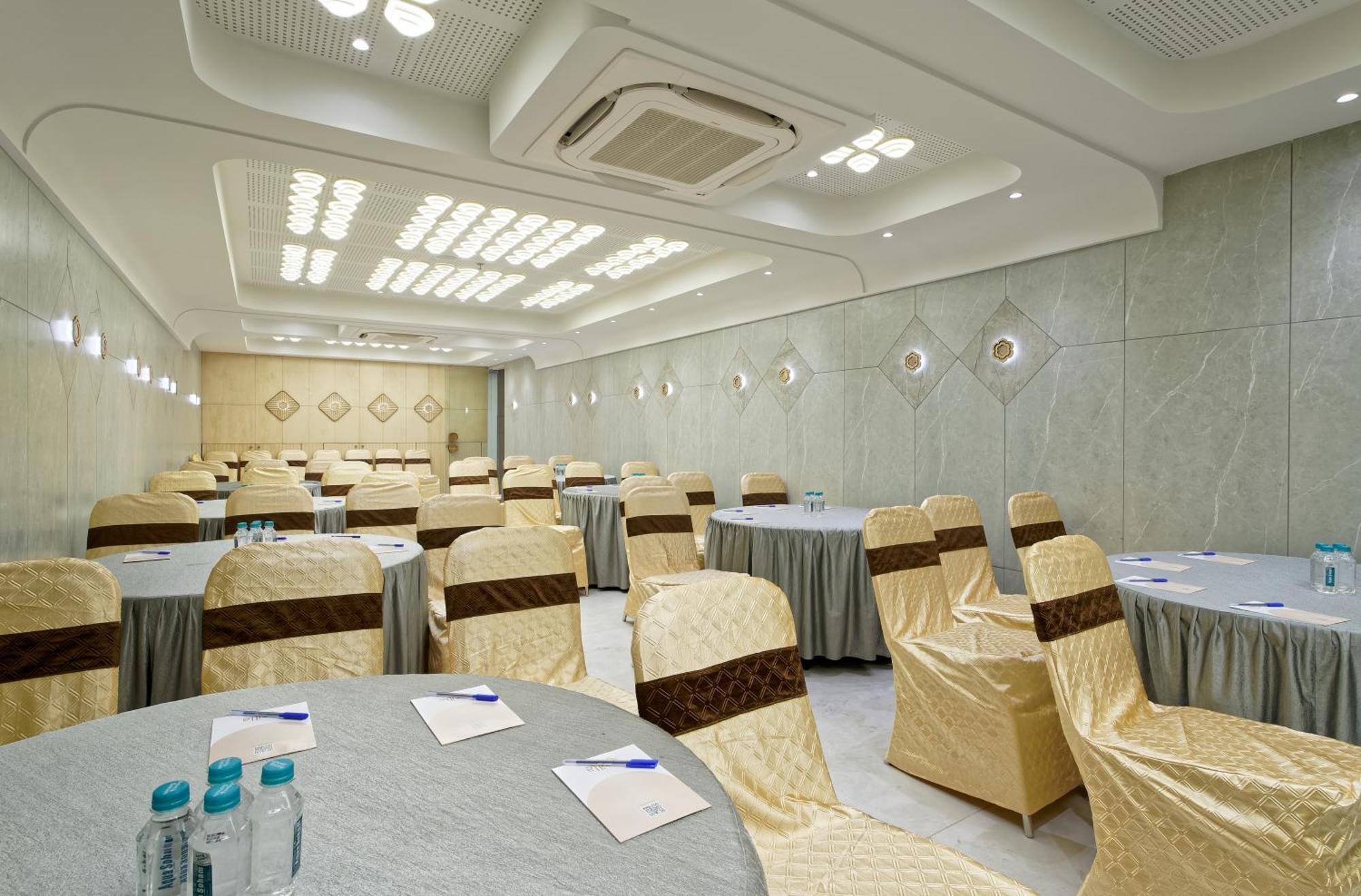 Exora Inn Ahmedabad Buitenkant foto